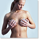 Foto Advertentie waarin borstvergroting 'easy' wordt genoemd in Engeland verboden